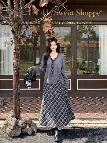 Pleteni set: pulover s dugim rukavima i karirana midi suknja, pleteni materijal, akrilna vlakna 70–80%, jesen 2025