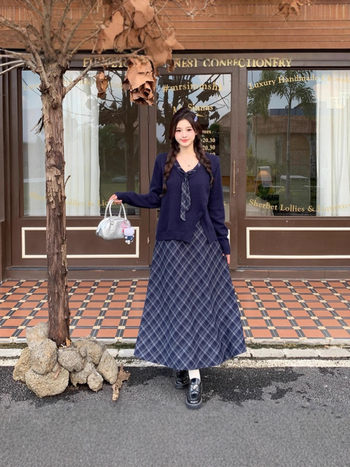 Pleteni set: pulover s dugim rukavima i karirana midi suknja, pleteni materijal, akrilna vlakna 70–80%, jesen 2025