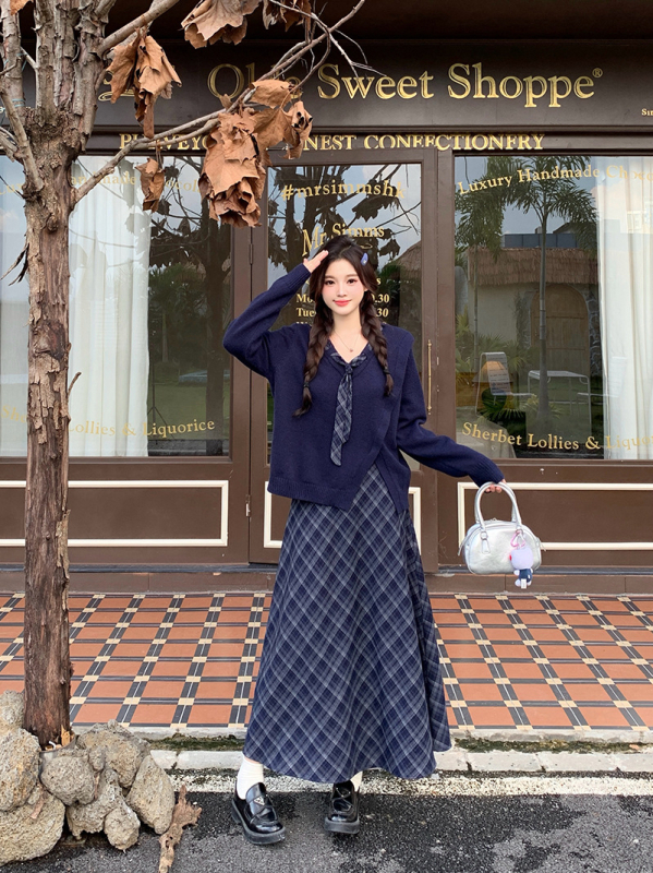 Pleteni set: pulover s dugim rukavima i karirana midi suknja, pleteni materijal, akrilna vlakna 70–80%, jesen 2025