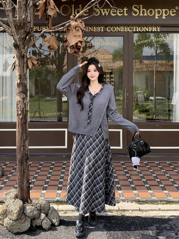 Pleteni set: pulover s dugim rukavima i karirana midi suknja, pleteni materijal, akrilna vlakna 70–80%, jesen 2025