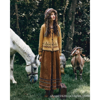 Két részes készlet kötött pulóverrel és midi szoknyával (midi hosszúságú szoknya; poliészter; 2025 őszi kiadás; összetett kivitelezés)