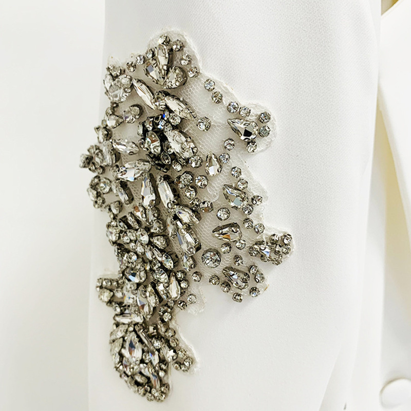 Kostim od dva djela: sako s jednim gumbom i široke hlače; ukrašene perlama i kristalima; materijal: poliester smjesa; zapadni stil