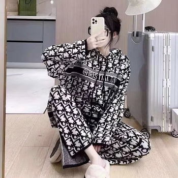 Ženski dvodijelni ležerni set s kapuljačom, geometrijskim izvezenim uzORKOM i širokim hlačama, poliester 95%+, proljeće 2023