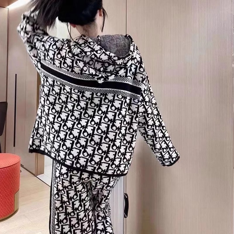 Ženski dvodijelni ležerni set s kapuljačom, geometrijskim izvezenim uzORKOM i širokim hlačama, poliester 95%+, proljeće 2023