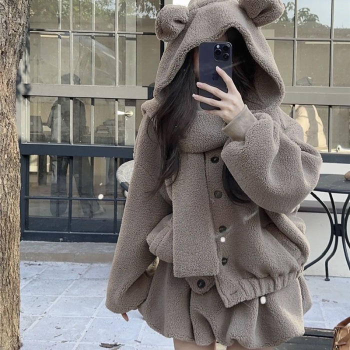 Komplet jakna s kapuljačom od ovčje kože i kratka suknja visokog struka – geometrijski uzorak, kolážna izrada, jesen 2025, poliester, za žene