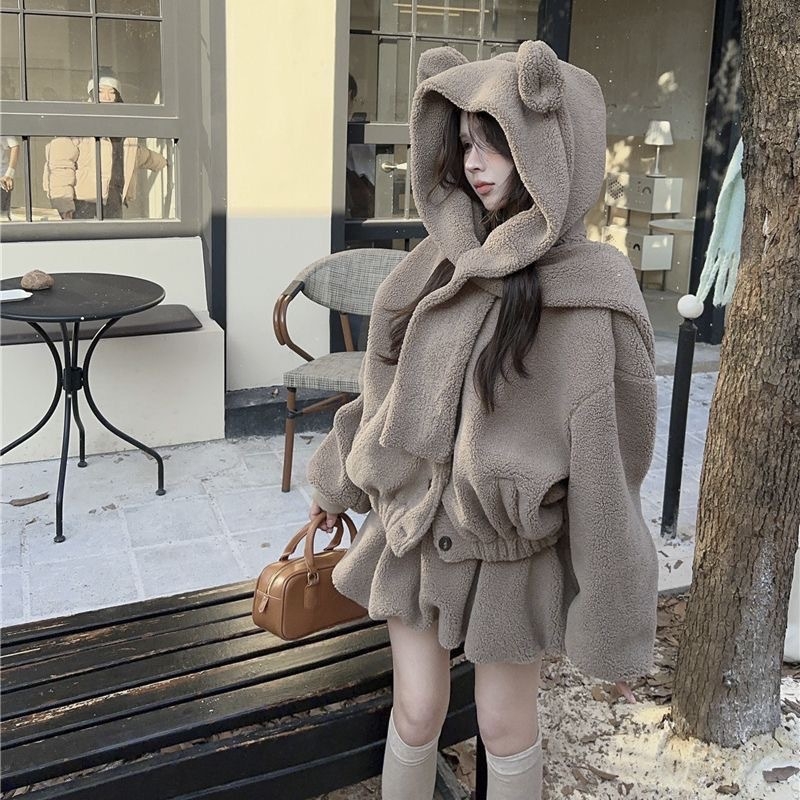 Komplet jakna s kapuljačom od ovčje kože i kratka suknja visokog struka – geometrijski uzorak, kolážna izrada, jesen 2025, poliester, za žene