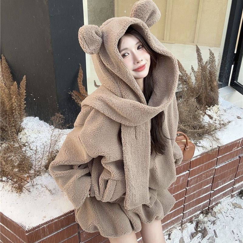 Komplet jakna s kapuljačom od ovčje kože i kratka suknja visokog struka – geometrijski uzorak, kolážna izrada, jesen 2025, poliester, za žene