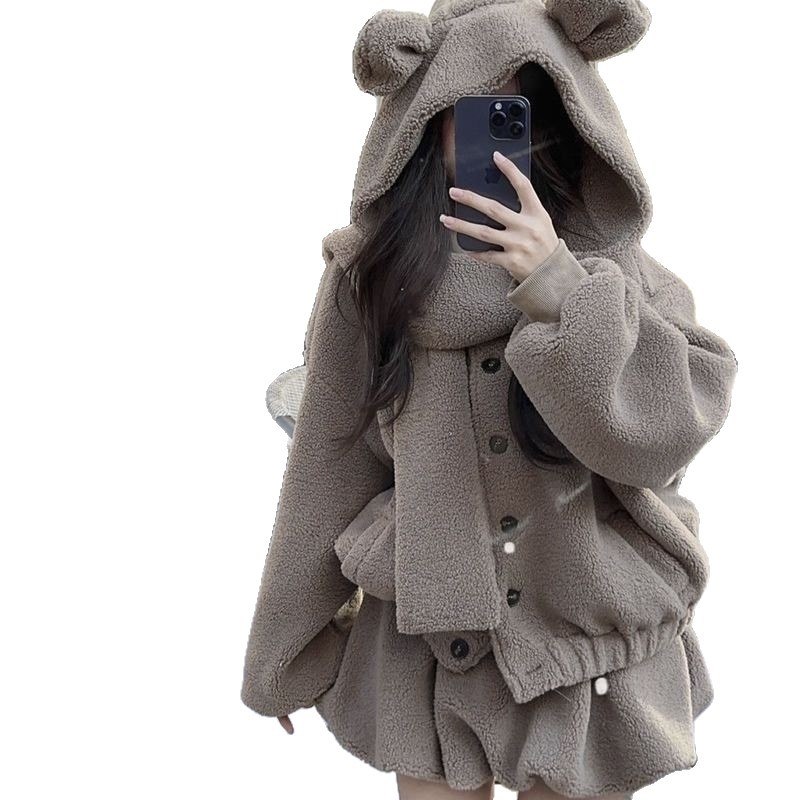 Komplet jakna s kapuljačom od ovčje kože i kratka suknja visokog struka – geometrijski uzorak, kolážna izrada, jesen 2025, poliester, za žene