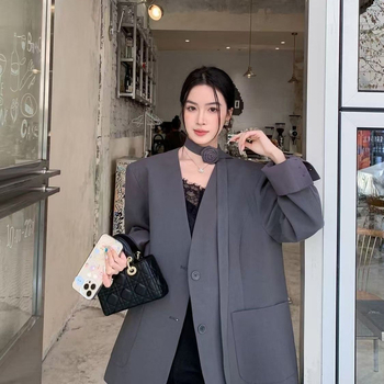 Ženski trodijelni kostim s ružinom brošom, polo ovratnik, dugi rukavi, Chenille-Spandex tkanina, perlatni završetak