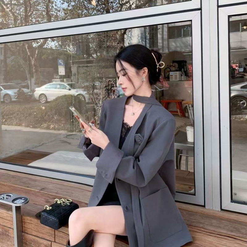 Ženski trodijelni kostim s ružinom brošom, polo ovratnik, dugi rukavi, Chenille-Spandex tkanina, perlatni završetak