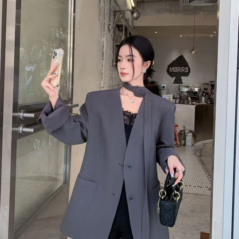 Ženski trodijelni kostim s ružinom brošom, polo ovratnik, dugi rukavi, Chenille-Spandex tkanina, perlatni završetak