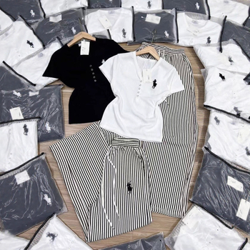 Ženski ljetni dvodijelni komplet s V-izrezom, šivanom konjskom motivom, kratkim rukavima i širokim prugastim hlačama