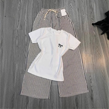 Ženski ljetni dvodijelni komplet s V-izrezom, šivanom konjskom motivom, kratkim rukavima i širokim prugastim hlačama