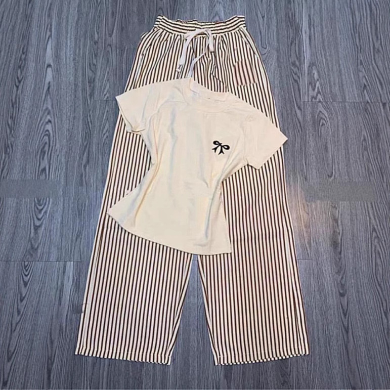 Ženski ljetni dvodijelni komplet s V-izrezom, šivanom konjskom motivom, kratkim rukavima i širokim prugastim hlačama