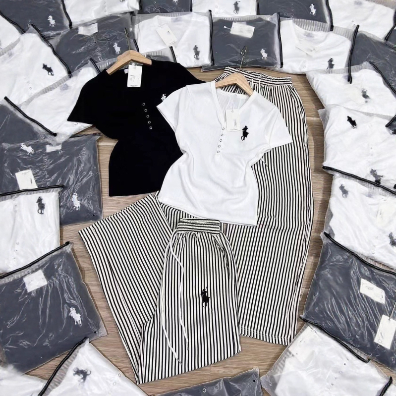 Ženski ljetni dvodijelni komplet s V-izrezom, šivanom konjskom motivom, kratkim rukavima i širokim prugastim hlačama