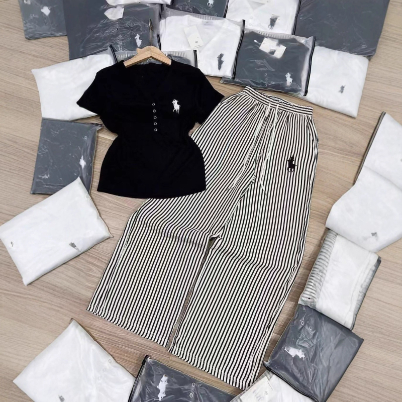 Ženski ljetni dvodijelni komplet s V-izrezom, šivanom konjskom motivom, kratkim rukavima i širokim prugastim hlačama