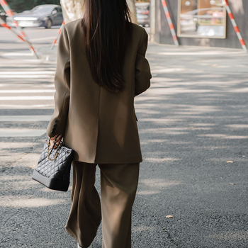 Női nyári blézer és széles lábú nadrág szett – poliészter, dupla patent, közepes hosszúságú zakó, lazább szabás