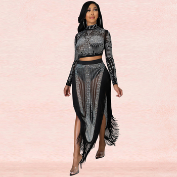 Set din două piese: top din plasă cu paiete, mâneci lungi, fustă lungă cu despicare, amestec poliester-elastan