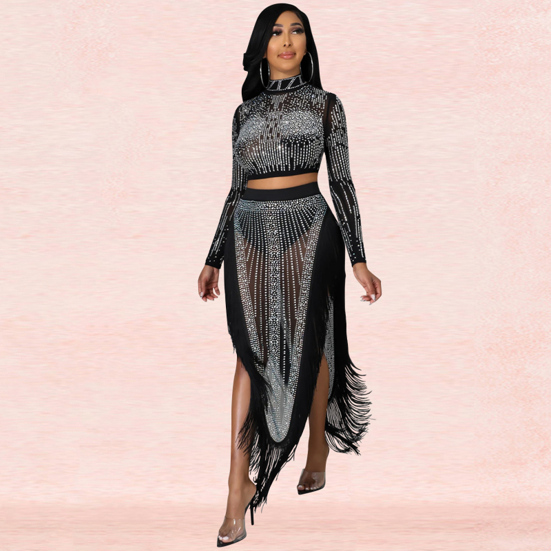 Set din două piese: top din plasă cu paiete, mâneci lungi, fustă lungă cu despicare, amestec poliester-elastan