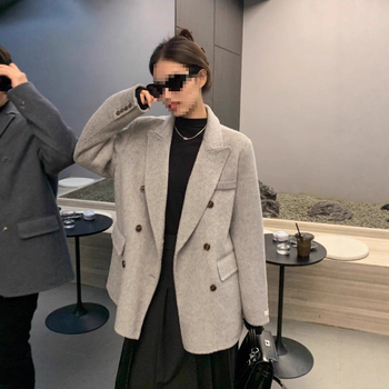 Žensko sako za odijelo – okrugli ovratnik, kopčanje na jednom redu, tkanina pamuk-poliester, ravni kroj, duljina 50–65 cm, Zima 2025