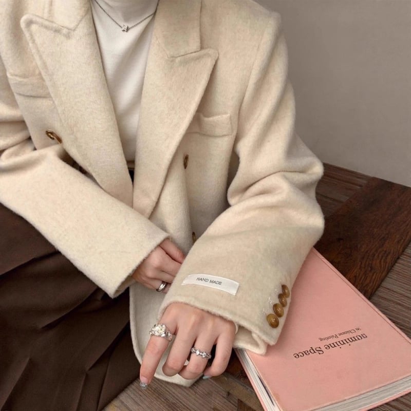 Žensko sako za odijelo – okrugli ovratnik, kopčanje na jednom redu, tkanina pamuk-poliester, ravni kroj, duljina 50–65 cm, Zima 2025