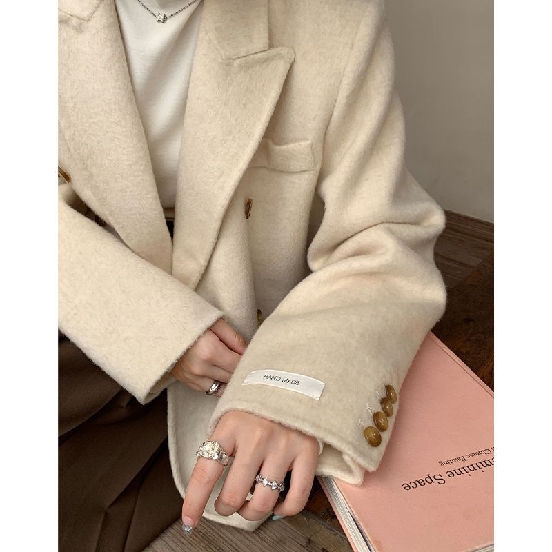 Žensko sako za odijelo – okrugli ovratnik, kopčanje na jednom redu, tkanina pamuk-poliester, ravni kroj, duljina 50–65 cm, Zima 2025