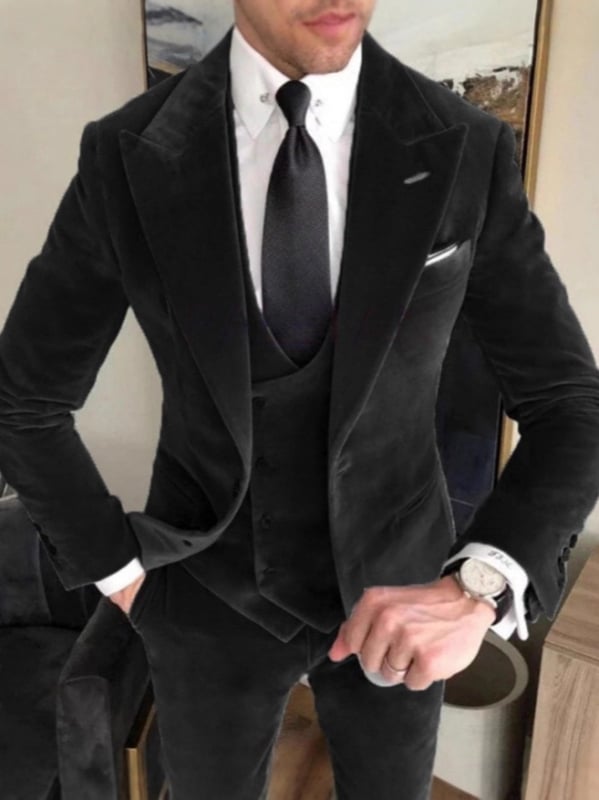 Muški trodjelni baršunasti odijelo, uska silueta, peak lapel, jednostrano zatvaranje s dva gumba