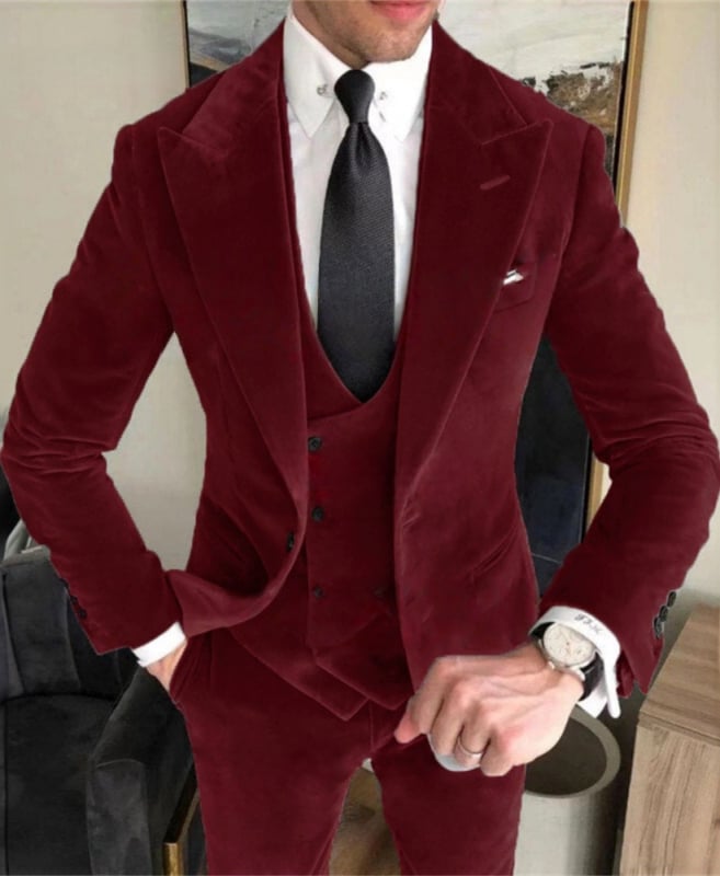 Muški trodjelni baršunasti odijelo, uska silueta, peak lapel, jednostrano zatvaranje s dva gumba