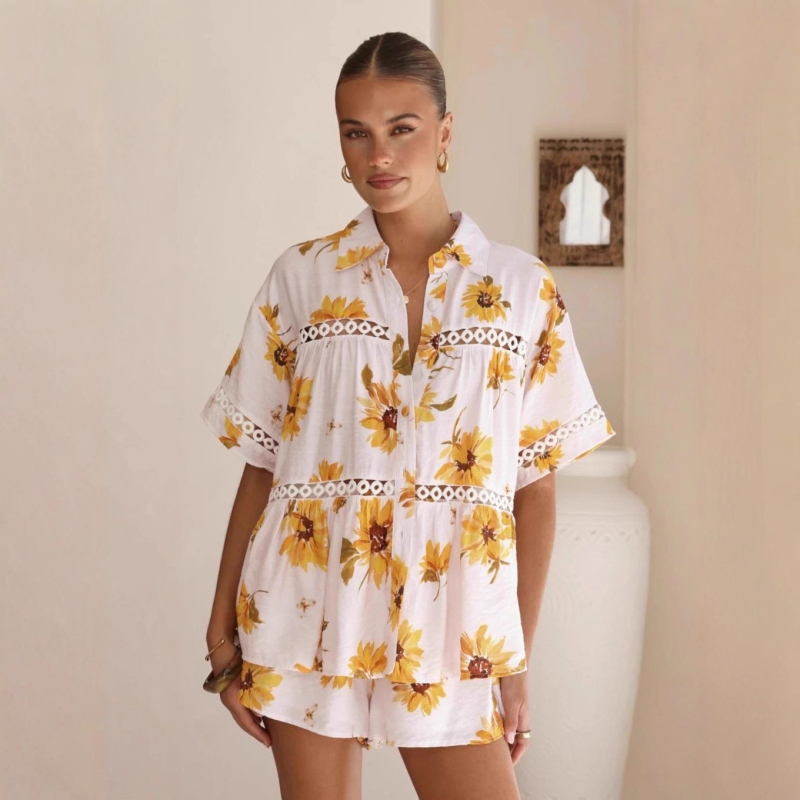 Floralni laneni kostim s košulom, hlače do 3/4 dužine, materijal 50–70% lana i 30–50% poliestera