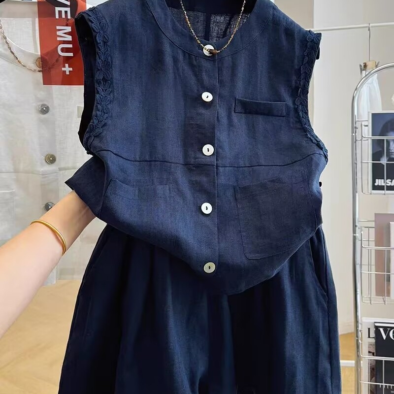 Costum din in pentru femei, două piese: top fără mâneci și șorturi, stil Royal Sister, compoziție 30–50% in și spandex, primăvară 2025