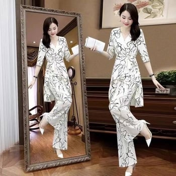Elegantni ljetni dvodjelni set za plus veličinu: široke hlače i šifon bluza, moderan stil