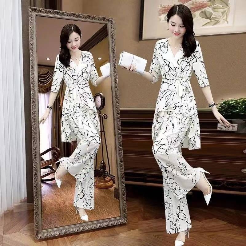 Elegantni ljetni dvodjelni set za plus veličinu: široke hlače i šifon bluza, moderan stil