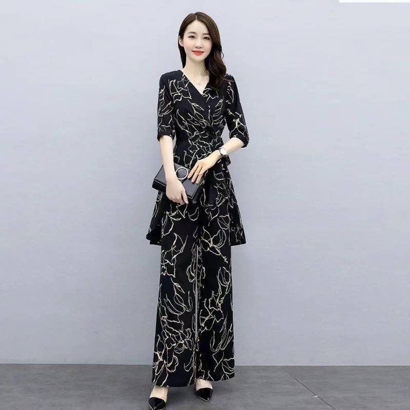 Elegantni ljetni dvodjelni set za plus veličinu: široke hlače i šifon bluza, moderan stil