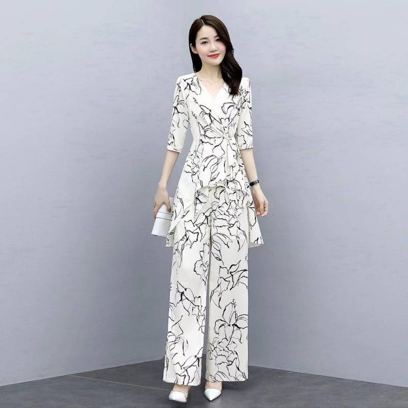 Elegantni ljetni dvodjelni set za plus veličinu: široke hlače i šifon bluza, moderan stil