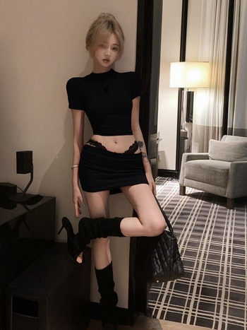 Set din două piese: fustă + top, model monocrom, detalii patchwork, top cu mâneci 3/4, țesătură poliester, vară 2025