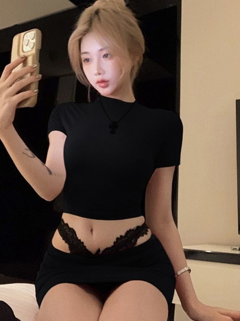 Set din două piese: fustă + top, model monocrom, detalii patchwork, top cu mâneci 3/4, țesătură poliester, vară 2025