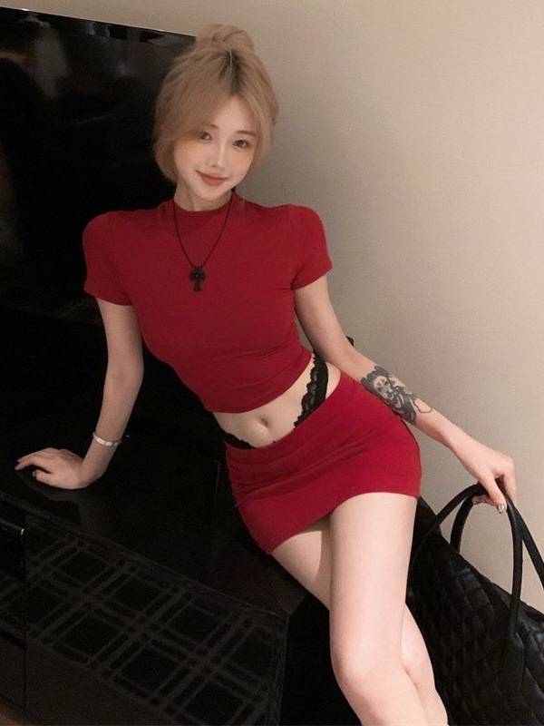 Set din două piese: fustă + top, model monocrom, detalii patchwork, top cu mâneci 3/4, țesătură poliester, vară 2025