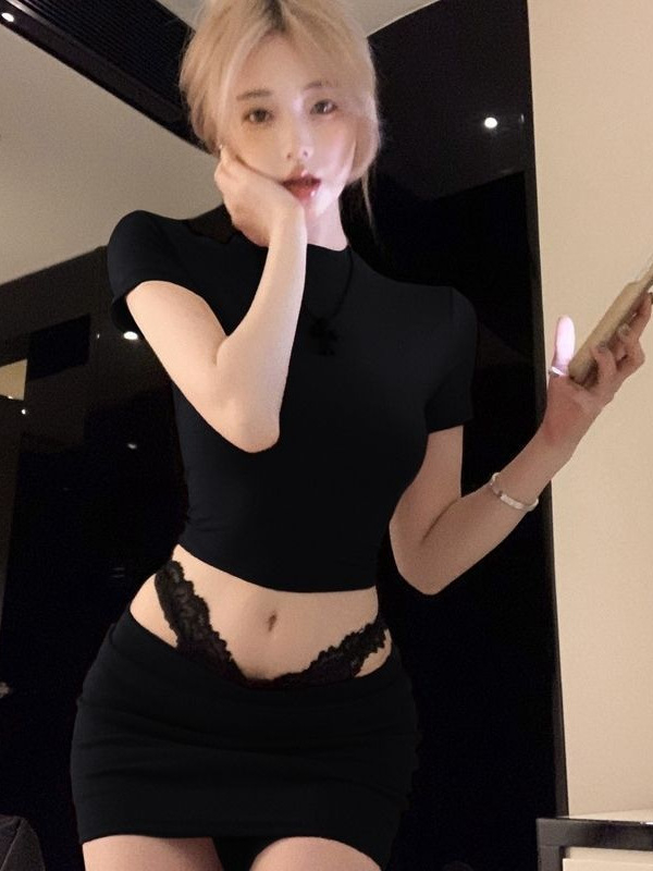 Set din două piese: fustă + top, model monocrom, detalii patchwork, top cu mâneci 3/4, țesătură poliester, vară 2025