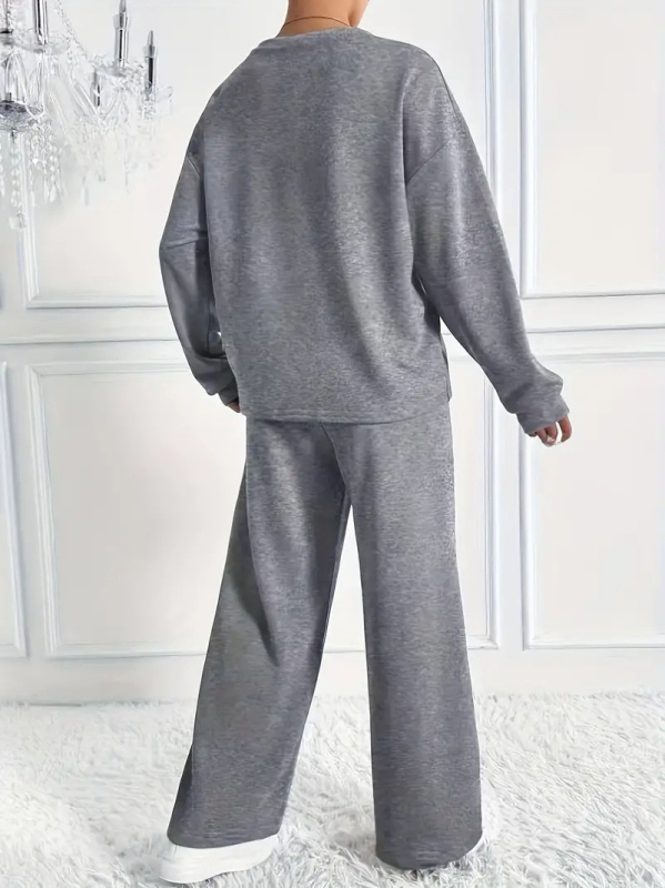 Ženski dvodijelni komplet: opuštenim gornjim dijelom i širokim hlačama, casual stil