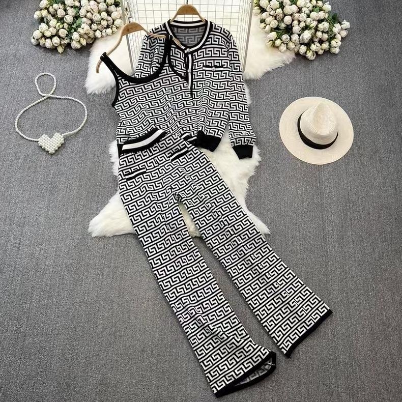 Ženski trodijelni kostim od Jacquard pletene tkanine: kardigan s okruglim izrezom, sako i vestu, hlače visokog struka i ravno širokog kroja • poliester • Jacquard pletenina • jesen 2024