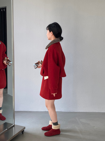 Jiangzuo Crveni dvodijelni set za žene: hoodie s kapulom i kragnem od krzna te duga suknja A-kroja