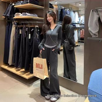 Set din două piese casual sport, top cu mânecă lungă și pantaloni cu talie înaltă și croială largă; material poliester-spandex; primăvara 2024