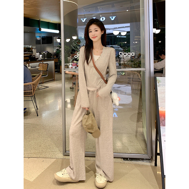 Set din două piese casual sport, top cu mânecă lungă și pantaloni cu talie înaltă și croială largă; material poliester-spandex; primăvara 2024