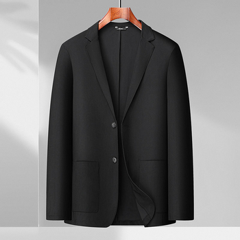 Geacă casuală bărbătească, amestec nylon-elastan respirabil, croială dreaptă, guler de sacou, nasturi pe un rând cu două butoane, fără călcare, mâneci lungi, buzunare cu aplicații, tiv rotund