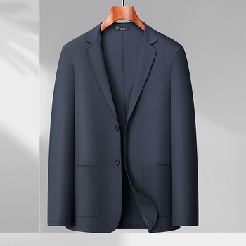 Geacă casuală bărbătească, amestec nylon-elastan respirabil, croială dreaptă, guler de sacou, nasturi pe un rând cu două butoane, fără călcare, mâneci lungi, buzunare cu aplicații, tiv rotund