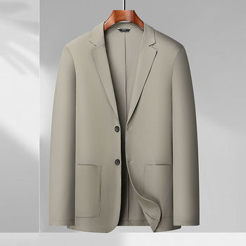 Geacă casuală bărbătească, amestec nylon-elastan respirabil, croială dreaptă, guler de sacou, nasturi pe un rând cu două butoane, fără călcare, mâneci lungi, buzunare cu aplicații, tiv rotund