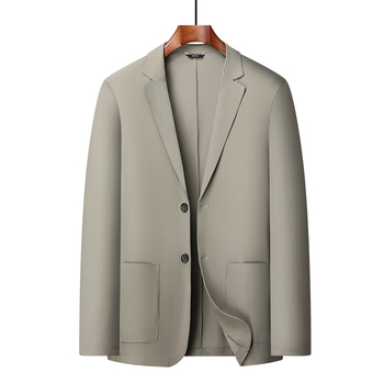 Geacă casuală bărbătească, amestec nylon-elastan respirabil, croială dreaptă, guler de sacou, nasturi pe un rând cu două butoane, fără călcare, mâneci lungi, buzunare cu aplicații, tiv rotund