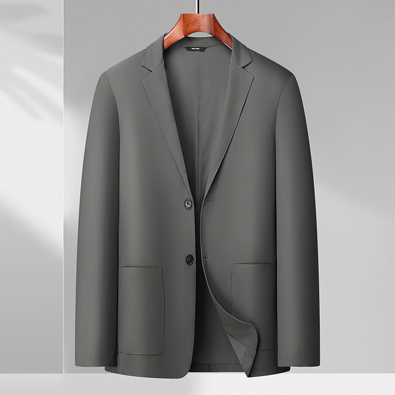 Geacă casuală bărbătească, amestec nylon-elastan respirabil, croială dreaptă, guler de sacou, nasturi pe un rând cu două butoane, fără călcare, mâneci lungi, buzunare cu aplicații, tiv rotund