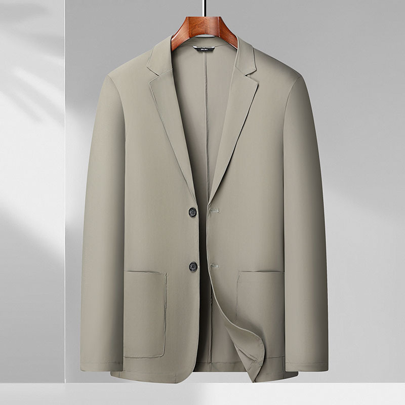 Geacă casuală bărbătească, amestec nylon-elastan respirabil, croială dreaptă, guler de sacou, nasturi pe un rând cu două butoane, fără călcare, mâneci lungi, buzunare cu aplicații, tiv rotund