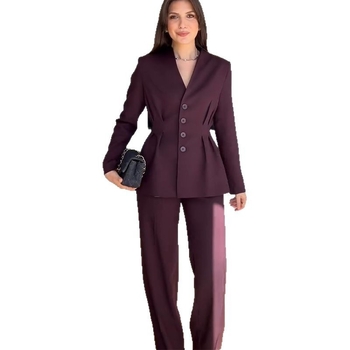 Costum de damă cu pantaloni; țesătură poliester-spandex; mâneci lungi; top cu decolteu în V și nasturi; pantaloni drepți; stil office; primăvara 2025.